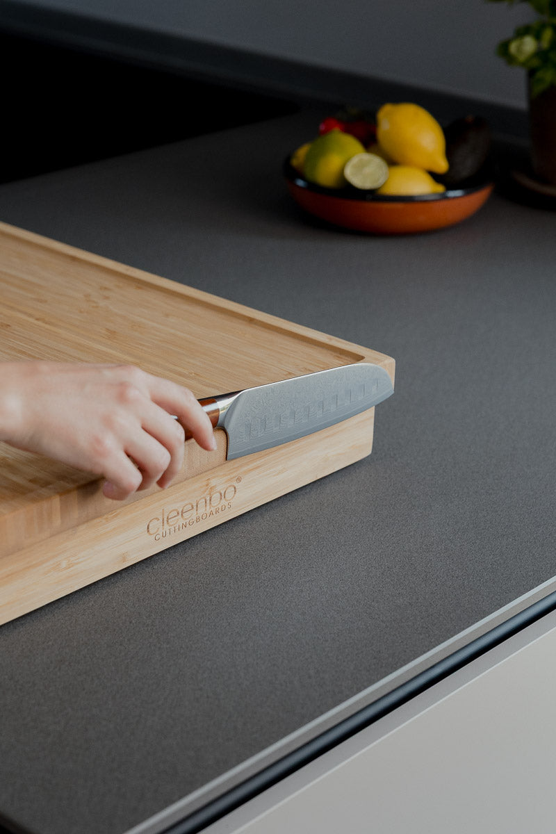 Messer wird magnetisch am Brett gehalten