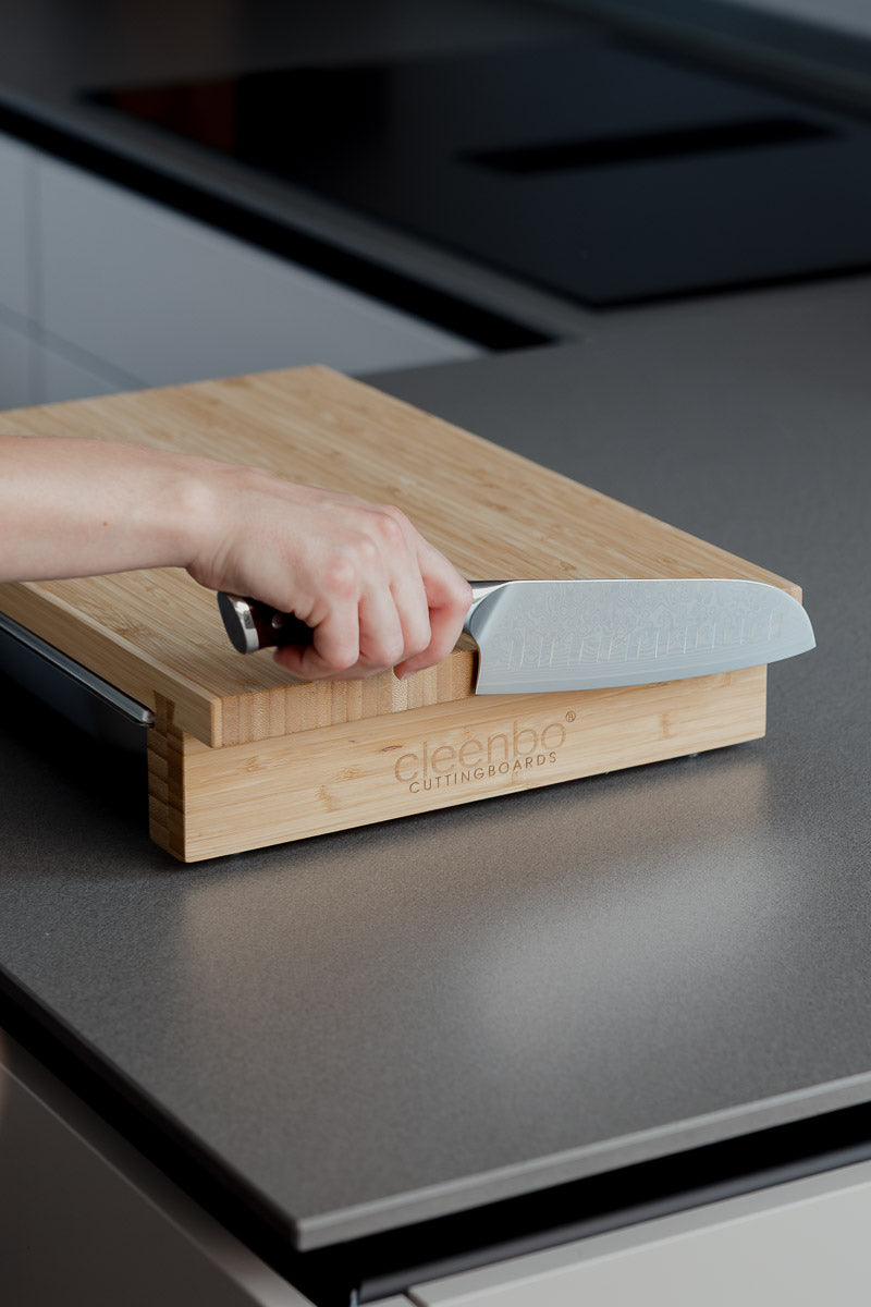 Messer wird magnetisch am Brett gehalten